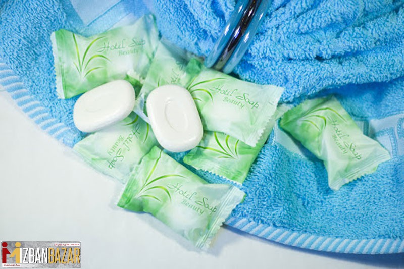 تعدادی صابون ریخته شده روی حوله آبی