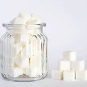 قرار دادن قند در ظرف شیشه ای