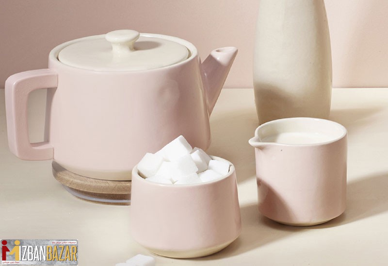 قوری و قندان و فنجان در کنار هم