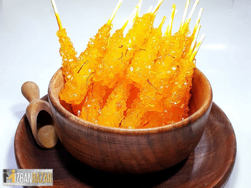 نبات داخل فنجان چوبی