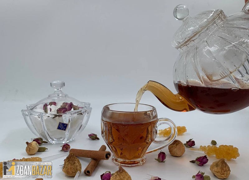 ریختن چایی در فنجان