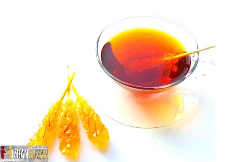 سه شاخه نبات در کنار فنجان چایی